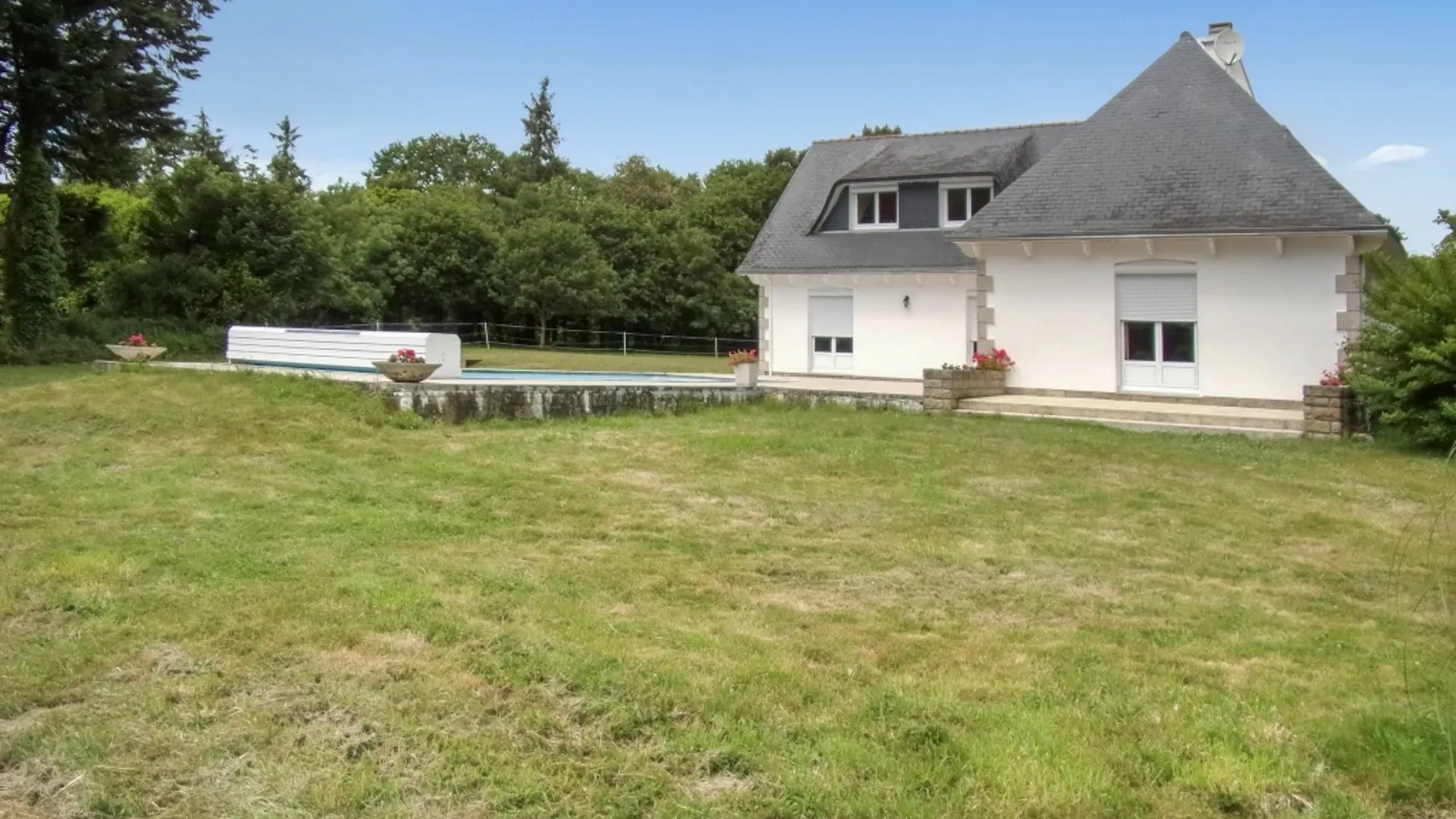 Well-Appointed, 5-Bedroom Villa With A Swimming Pool And Wifi In Conca Concarneau